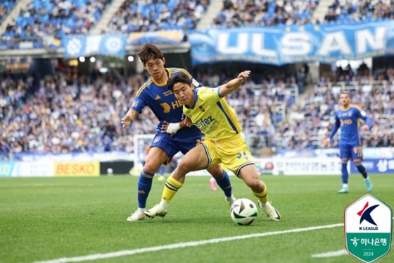 경기에 집중하는 홍시후(오른쪽). /사진=한국프로축구연맹 제공