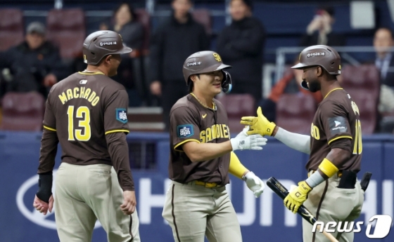 샌디에이고 김하성이 18일 서울 고척스카이돔에서 미국프로야구(MLB) 공식 개막시리즈를 앞두고 열린 LG 트윈스와 샌디에이고 파드리스의 스페셜 경기 6회초 1사 1루 상황에서 투런포를 날린 후 동료들의 축하를 받고 있다. /사진=뉴스1