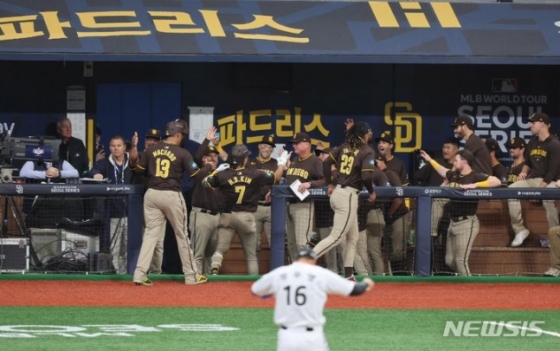18일 서울 구로구 고척스카이돔에서 열린 MLB 서울시리즈 샌디에이고 파드리스와 LG 트윈스의 연습경기, 6회초 샌디에이고 김하성이 투런 홈런을 날린 뒤 홈인해 동료들과 기뻐하고 있다. /사진=뉴시스