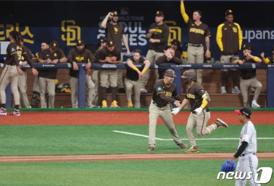 샌디에이고 김하성이 18일 서울 고척스카이돔에서 미국프로야구(MLB) 공식 개막시리즈를 앞두고 열린 LG 트윈스와 샌디에이고 파드리스의 스페셜 경기 6회초 1사 1루 상황에서 투런포를 날린 후 기뻐하고 있다. /사진=뉴스1