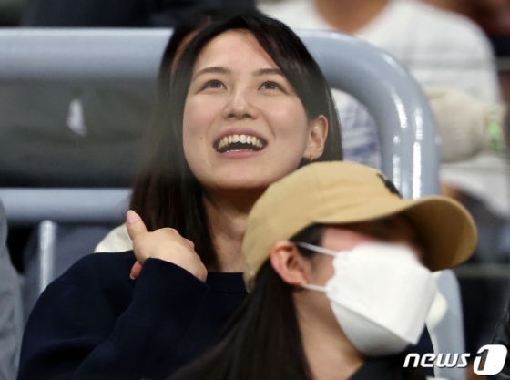 오타니 아내 다나카 마미코가 18일 경기를 관전하며 환하게 웃고 있다. /사진=뉴스1