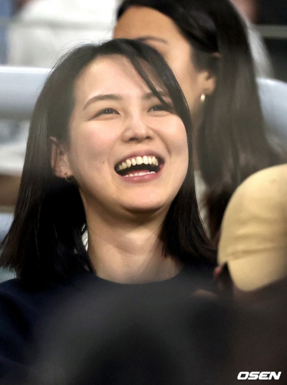 오타니 아내 다나카 마미코가 18일 경기를 관전하며 환하게 웃고 있다.