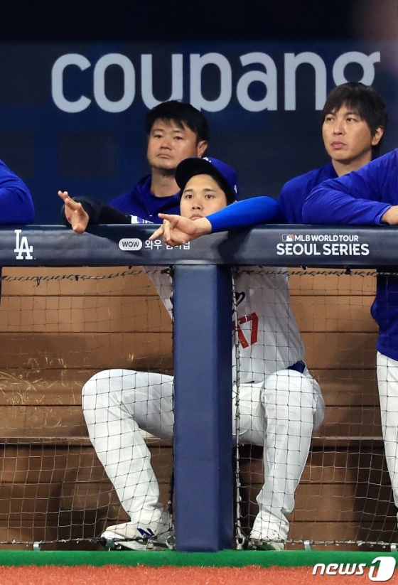 LA 다저스 오타니 쇼헤이가 18일 서울 고척스카이돔에서 열린 팀 코리아와 로스앤젤레스(LA) 다저스의 미국 프로야구(MLB) 서울시리즈 연습 경기, 2회초 더그아웃에서 경기를 지켜보고 있다. /사진=뉴스1
