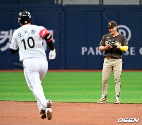 LG 오지환(왼쪽)이 홈런을 친 뒤 그라운드를 돌자 김하성이 미소로 반기고 있다. 