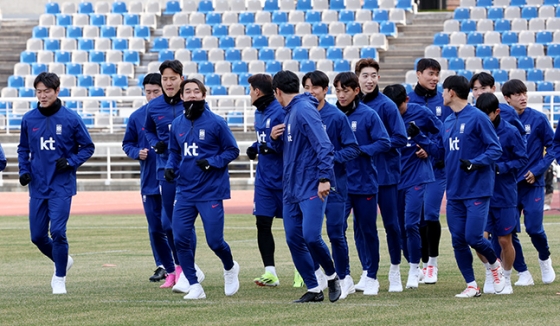 한국 A대표팀 선수들이 18일 고양종합운동장에서 대표팀 첫 소집 훈련에 임하고 있다. /사진=김진경 대기자