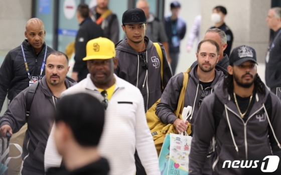 다르빗슈 유(가운데 검은 모자)가 15일 인천국제공항을 통해 입국하고 있다. /사진=뉴스1