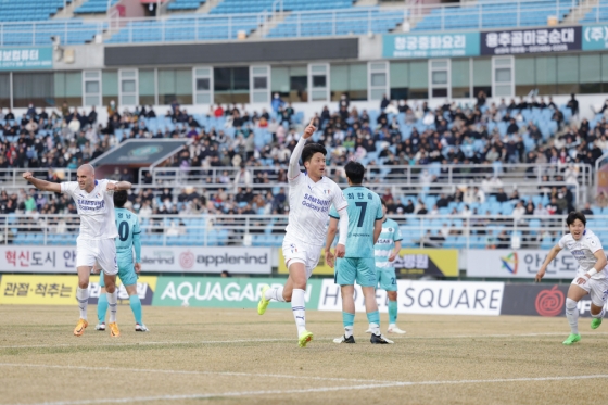 수원 삼성 수비수 한호강(가운데)이 득점 후 오른팔을 들고 서포터들을 향해 달려가고 있다. /사진제공=한국프로축구연맹