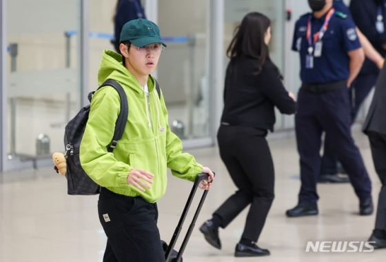 인천국제공항 입국장을 빠져 나오는 이강인. /사진=뉴시스