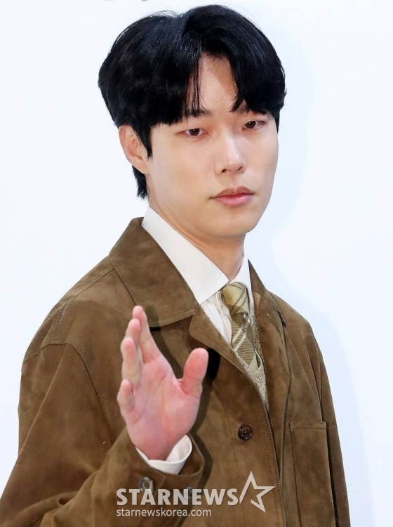 배우 류준열이 19일 오후 서울 옥션 강남센터에서 진행된 패션 브랜드 &#039;랄프 로렌 스프링 2024 프레젠테이션&#039; 포토콜 행사에 참석해 포즈를 취하고 있다. 2024.03.19 /사진=김창현