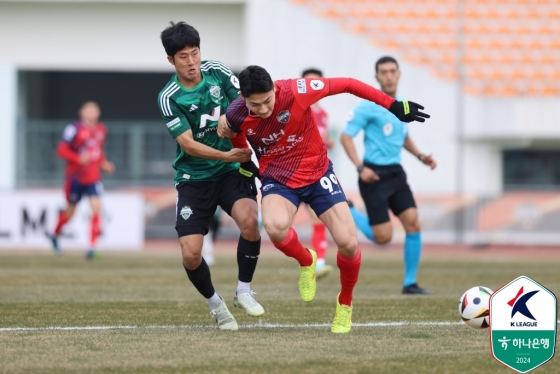 김천 상무- 전북 현대 경기 장면. /사진=한국프로축구연맹