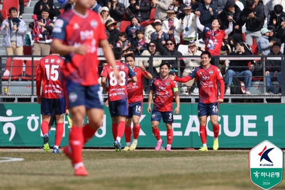 기뻐하는 김천 상무 선수들. /사진=한국프로축구연맹