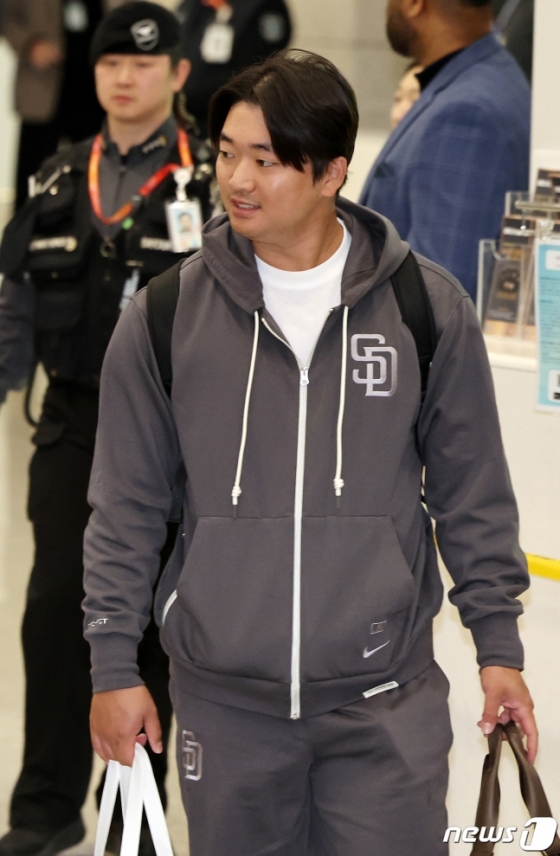샌디에이고의 고우석이 15일 새벽 인천국제공항을 통해 입국하고 있다. /사진=뉴스1