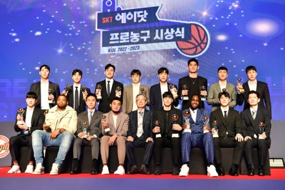 MVP 김선형(오른쪽 4번째)을 비롯한 2022~2023시즌 KBL 시상식 수상자 모습. /사진=KBL 