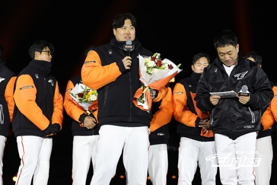 류현진(가운데)이 19일 2024시즌 언베일링쇼에서 각오를 밝히고 있다. /사진=한화 이글스