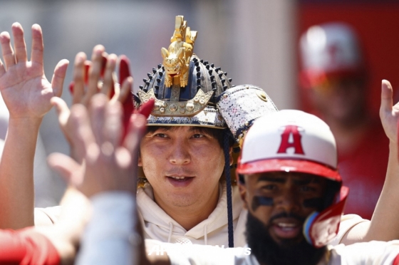 미즈하라 잇페이가 LA 에인절스에서 오타니와 함께하던 시절, 세리머니에 동참하고 있다. /AFPBBNews=뉴스1