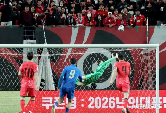 울월드컵경기장에서 열린 2026 FIFA 북중미 월드컵 아시아 2차 예선 대한민국과 태국의 경기, 대한민국 조현우가 태국의 슛을 막고 있다. /사진제공=뉴시스