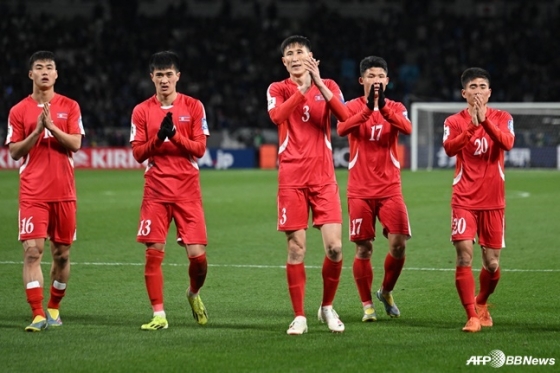 북한 국가대표팀 선수들이 경기 후 관중들에게 인사하고 있다. /AFPBBNews=뉴스1