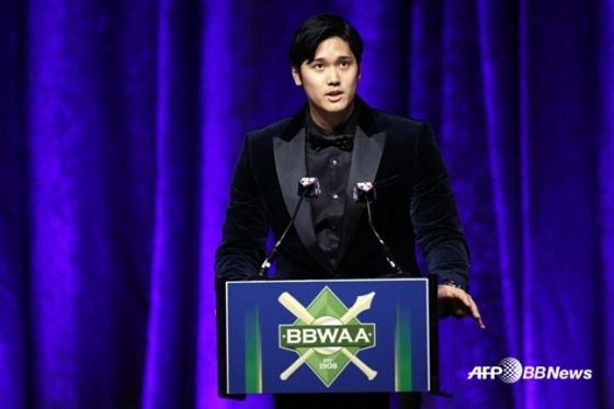 오타니 쇼헤이가 지난 1월 28일(한국시간) 열린 '뉴욕 야구기자의 밤' 행사에서 MVP 수상소감을 밝히고 있다. /AFPBBNews=뉴스1