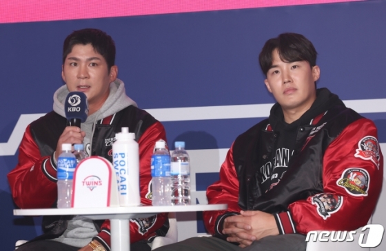 LG 오지환(왼쪽)이 22일 서울 롯데호텔 크리스털 볼룸에서 열린 2024 신한SOL 뱅크 KBO 리그 정규시즌 미디어데이에서 말하고 있다. /사진=뉴스1