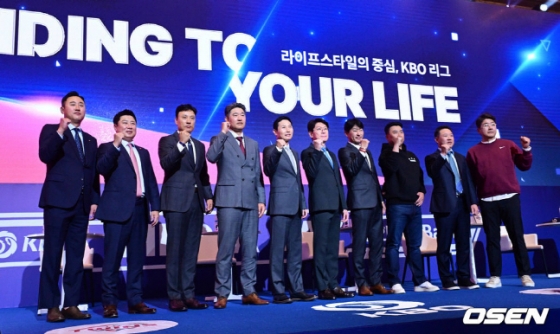KBO 10개 구단 감독들이 22일 서울 롯데호텔 크리스털 볼룸에서 열린 2024 신한SOL 뱅크 KBO 리그 정규시즌 미디어데이에서 포즈를 취하고 있다. 