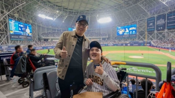 지난 21일 강한승 쿠팡 대표가 위시데이 행사를 통해 '쿠팡플레이와 함께 하는 MLB 월드투어 서울 시리즈 2024' 오프닝 경기를 관람하러 고척스카이돔을 찾은 난치병 투병 어린이와 인사를 나누고 기념촬영을 하고 있다.