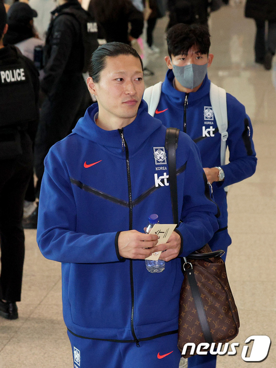 조규성이 22일 오후 인천국제공항 제2터미널을 통해 태국으로 출국하고 있다. 황선홍 임시감독이 이끄는 대표팀은 오는 26일 태국과 2026 FIFA 북중미 월드컵 아시아 지역 2차 예선 C조 조별리그 4차전 경기를 치른다. /사진=뉴스1