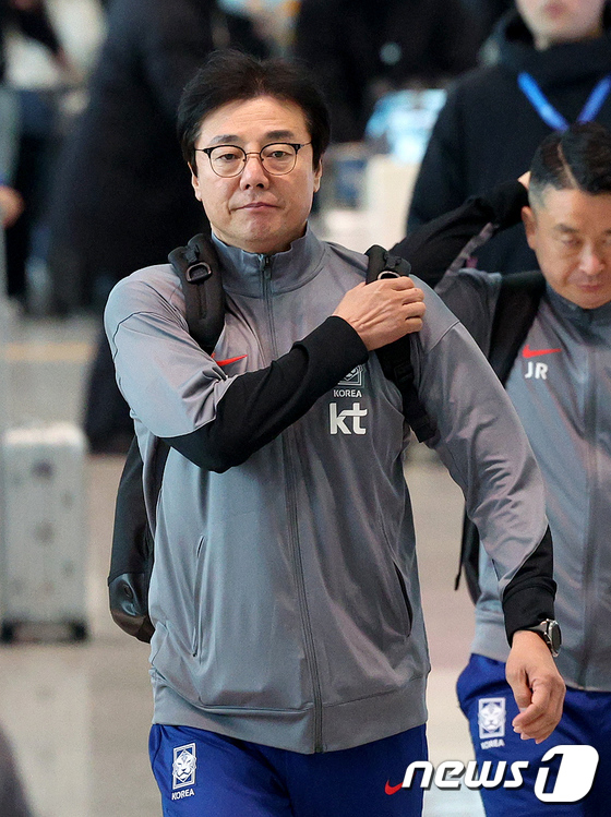 황선홍 한국 축구대표팀 임시 감독이 22일 오후 인천국제공항 제2터미널을 통해 태국으로 출국하고 있다. 황선홍 임시감독이 이끄는 대표팀은 오는 26일 태국과 2026 FIFA 북중미 월드컵 아시아 지역 2차 예선 C조 조별리그 4차전 경기를 치른다. /사진=뉴스1