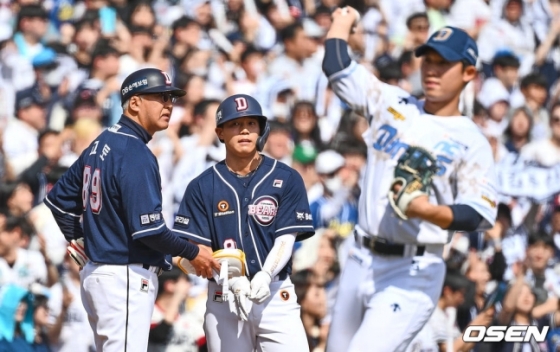 23일 창원 NC파크에서 2024 신한 SOL 뱅크 KBO 리그 NC 다이노스와 두산 베어스의 개막 경기가 열렸다. 두산 베어스 박준영이 2회초 2사 1,3루 2타점 좌중간 가르는 3루타를 치고 진루하고 있다.