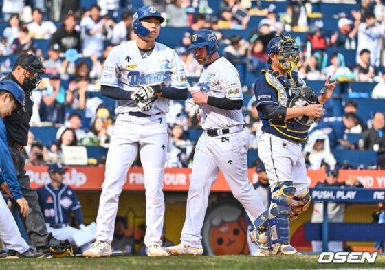 23일 창원 NC파크에서 2024 신한 SOL 뱅크 KBO 리그 NC 다이노스와 두산 베어스의 개막 경기가 열렸다. NC 다이노스 데이비슨이 7회말 2사 만루 김주원의 밀어내기 볼넷때 득점을 올리고 있다.