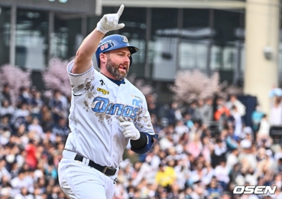 23일 창원 NC파크에서 2024 신한 SOL 뱅크 KBO 리그 NC 다이노스와 두산 베어스의 개막 경기가 열렸다. NC 다이노스 데이비슨이 9회말 2사 만루 끝내기 안타를 치고 세리머니를 하고 있다.