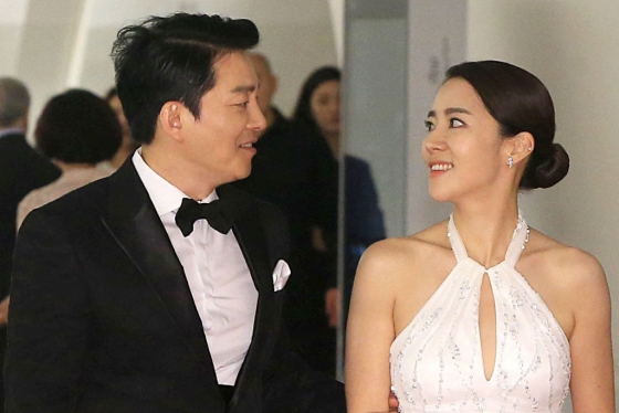 배우 이범수, 통역사 이윤진 부부가 23일 서울 동대문디자인플라자에서 열린 &#039;2015 몽블랑 문화예술 후원자상&#039;에 참석해 포즈를 취하고 있다. /사진=이기범 기자 leekb@