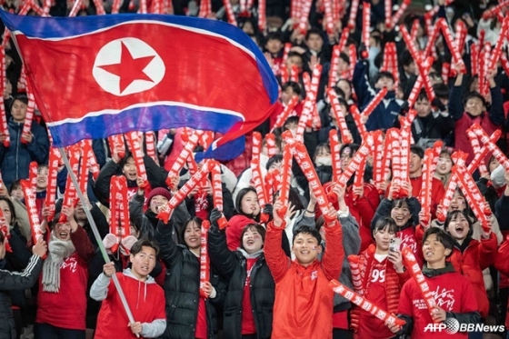 21일 도쿄국립경기장에서 열린 2026 북중미월드컵 아시아지역 2차예선 경기를 찾은 북한 관중들. /AFPBBNews=뉴스1