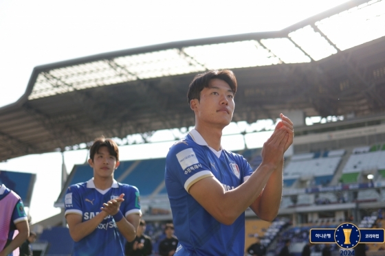 경기 후 관중들에게 박수치는 이건희(오른쪽). /사진제공=대한축구협회