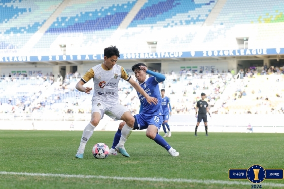 김보경(오른쪽)이 상대 선수를 막아서고 있다. /사진제공=대한축구협회