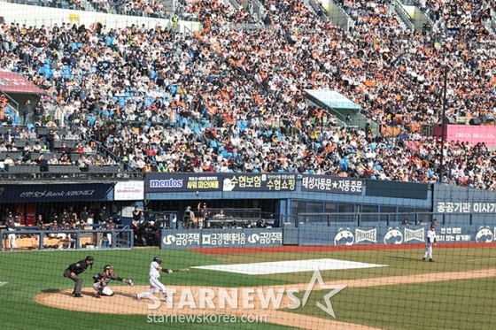 '2024 신한 SOL 뱅크 KBO리그' 공식 개막전인 LG-한화전이 23일 서울 잠실야구장에서 열렸다.만원 관중이 열띤 응원을 펼치며 관전하고 있다. / 잠실=김진경 기자