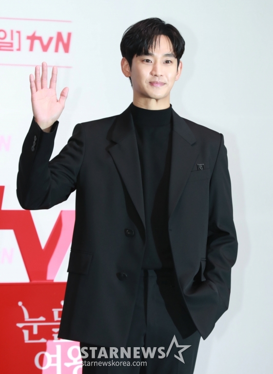 배우 김수현이 7일 오전 서울 라마다신도림 호텔에서 진행된 tvN 토일드라마 &#039;눈물의 여왕&#039; 제작발표회에 참석해 포즈를 취하고 있다.  퀸즈 그룹 재벌 3세인 &#039;백화점의 여왕&#039; 홍해인과 용두리 이장 아들인 &#039;슈퍼마켓 왕자&#039; 백현우 3년차 부부의 아찔한 위기와 기적처럼 다시 시작되는 사랑 이야기 &#039;눈물의 여왕&#039;은 오는 9일 첫 방송된다. /2024.03.07 /사진=이동훈