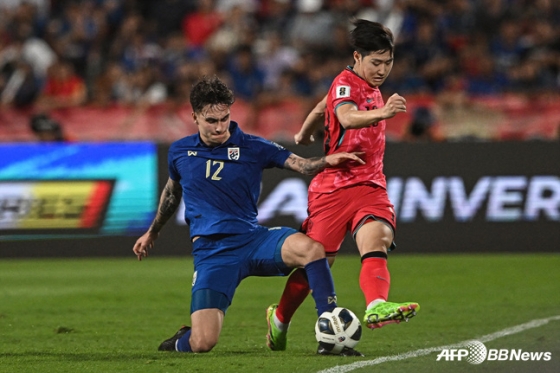 26일에 열린 한국, 태국의 2026 북중미 월드컵 아시아 지역 2차 예선 C조 4차전 경기. 대한민국 미드필더 이강인(오른쪽)이 공격을 시도하고 있다.  /AFPBBNews=뉴스1