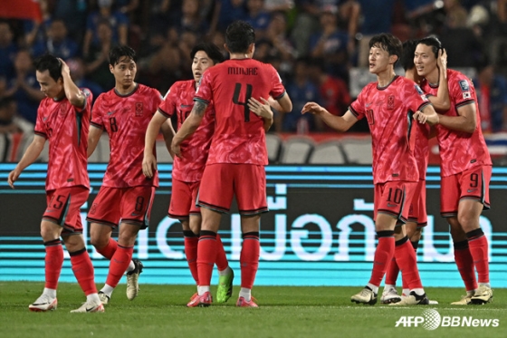 26일에 열린 한국, 태국의 2026 북중미 월드컵 아시아 지역 2차 예선 C조 4차전 경기. 한국 선수들이 골을 넣고 세리머니를 펼치고 있다. /AFPBBNews=뉴스1