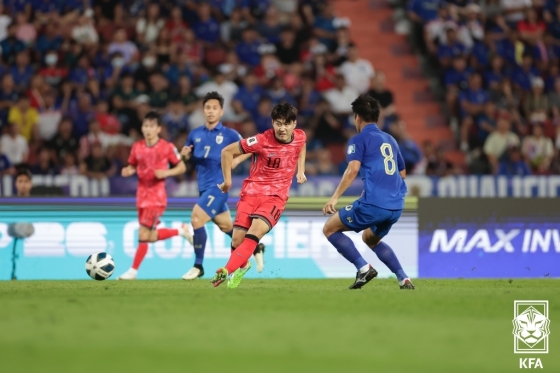 패스 시도하는 이강인(가운데). /사진제공=대한축구협회