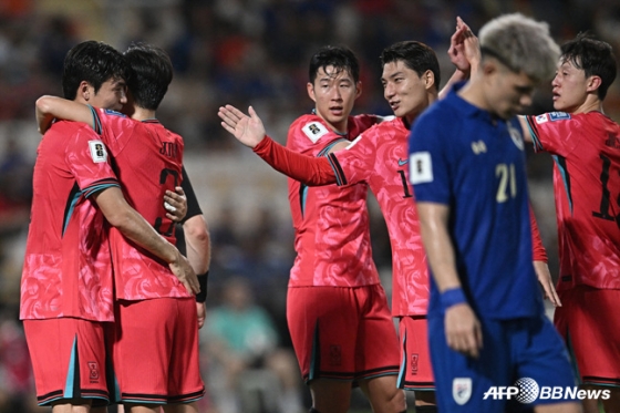 박진섭(왼쪽)이 대표팀 데뷔골을 넣고 동료들의 축하를 받고 있다. /AFPBBNews=뉴스1