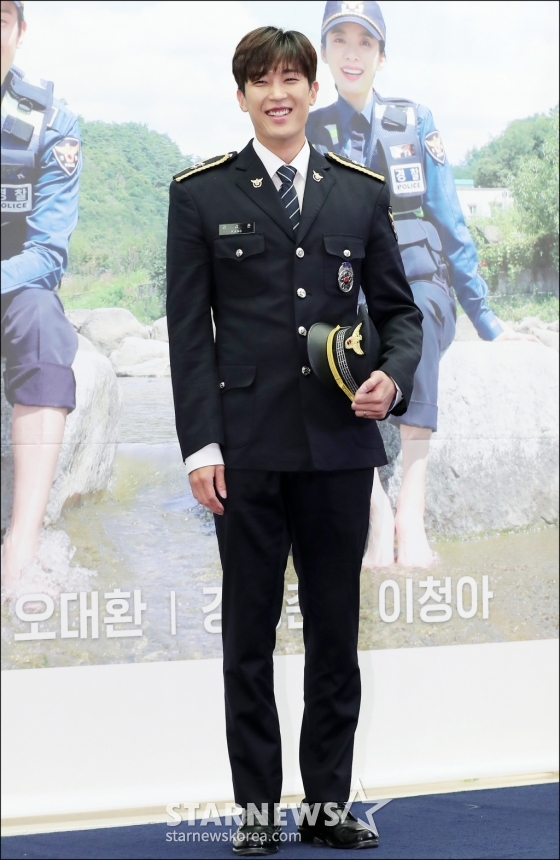 배우 강경준이 8일 오후 서울 마포구 상암동 스탠포드서울에서 열린 MBC에브리원 리얼리티 예능 &#039;시골경찰4&#039; 제작발표회에 참석해 포즈를 취하고 있다.  &#039;시골경찰&#039; 시리즈는 연예인들이 직접 시골 마을 순경으로 생활하며 모든 민원을 처리해 나가는 모습을 그린 리얼리티 프로그램이다.