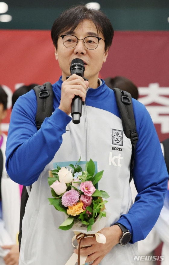 황선홍 감독이 지난해 10월 8일 2022 항저우 아시안게임에서 금메달을 획득해 3연패에 성공한 뒤 인천국제공항을 통해 귀국해 취재진과 질의응답을 하고 있다. /사진=뉴시스