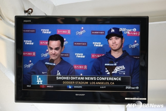 LA 다저스 오타니 쇼헤이가 기자회견에서 새로운 통역 윌 아이레튼과 함께 나서고 있다. /AFPBBNews=뉴스1