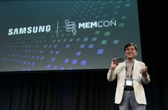 최진혁 삼성전자 미주 메모리연구소장 (DSRA-Memory) 부사장이 미국 캘리포니아주 마운틴뷰에서 열린 글로벌 반도체 학회 ‘MemCon(멤콘) 2024’에서 기조연설을 하고 있다.