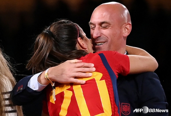 루이스 루비알레스 전 스페인축구협회장(오른쪽)이 스페인 여자 축구대표팀 선수와 포옹하며 미소짓고 있다. /AFPBBNews=뉴스1