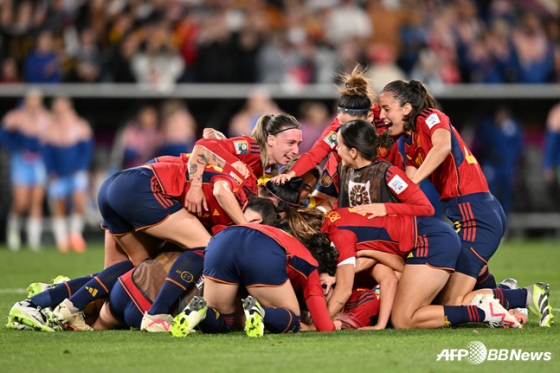 스페인 여자 축구대표팀이 경기 중 골을 넣고 다 함께 기뻐하고 있다. /AFPBBNews=뉴스1