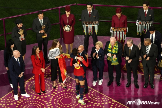 루이스 루비알레스 전 스페인축구협회장(가운데)이 스페인 여자 축구대표팀의 월드컵 우승을 축하해주는 장면. /AFPBBNews=뉴스1