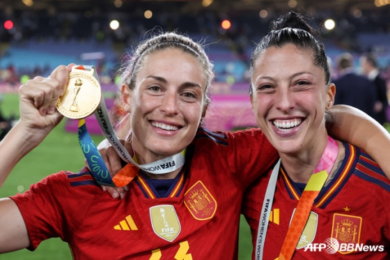 스페인 여자 축구대표팀 공격수 제니퍼 에르모소(오른쪽)가 지난 2023년 8월 2023 국제축구연맹(FIFA) 호주·뉴질랜드 여자월드컵 결승전에서 잉글랜드를 꺾고 우승한 뒤 환하게 웃고 있다. /AFPBBNews=뉴스1