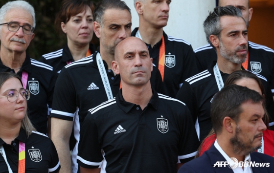 루이스 루비알레스 전 스페인축구협회장(가운데). /AFPBBNews=뉴스1