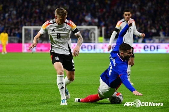 토니 크로스(왼쪽)가  지난 24일 프랑스 리옹의 그루파마 스타디움에서 열린 독일 대 프랑스와 평가전에서  상대 선수와 볼 경합을 펼치고 있다. /AFPBBNews=뉴스1